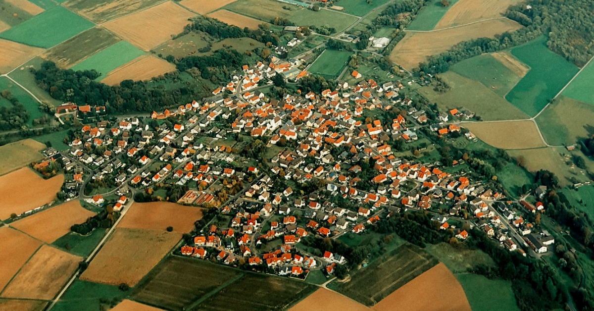 Utsnitt av flyfoto som viser natur og by